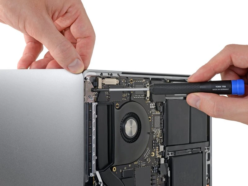 Apple MacBook Laptop Menteşe ve eDP Kablo Sökümü