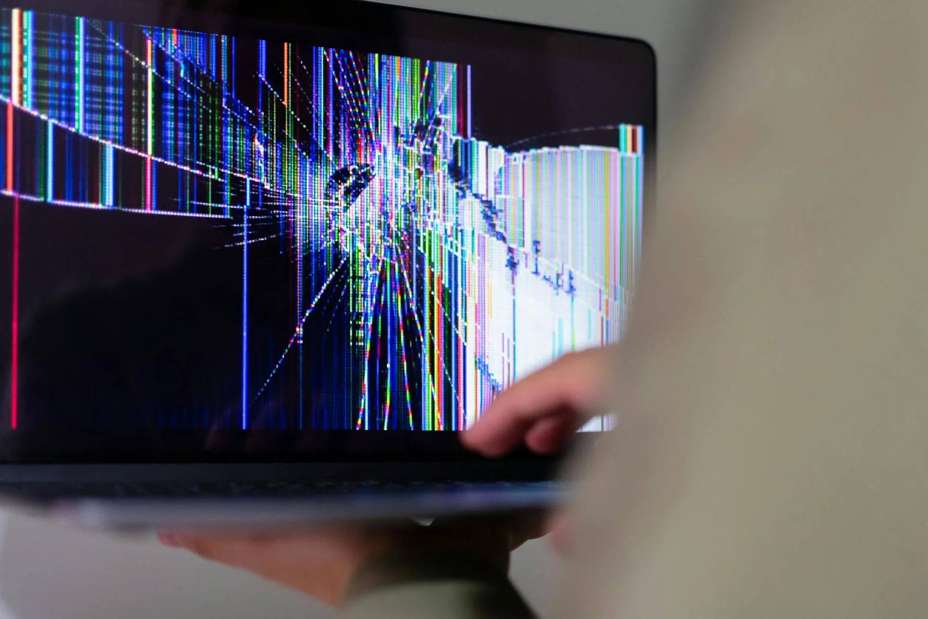 Darbe Almış Kırık Laptop Ekran Tamiri - ekrantamiri.tr