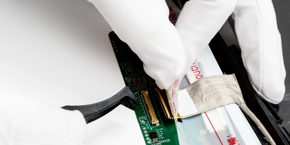 Laptop ekran kablosu ve panel kontrolu